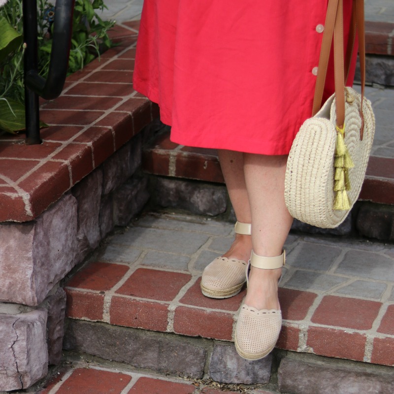 Comfortable summer shoes || Effortless summer style 2019 || Red skirt and espadrilles || #summerfashion2019 #plussizefashion