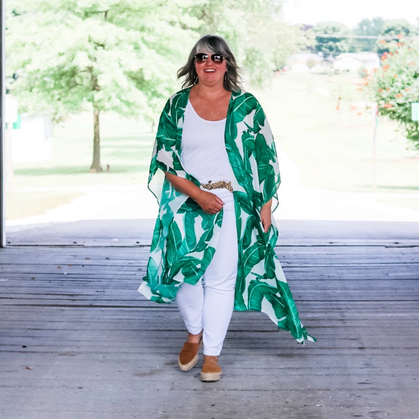 How to let a statement fashion pieces make the biggest statement || full figure fashion || plus size fashion || kimono style || palm print kimono over white tank and white jeans || ageless style || fashion for women over 50