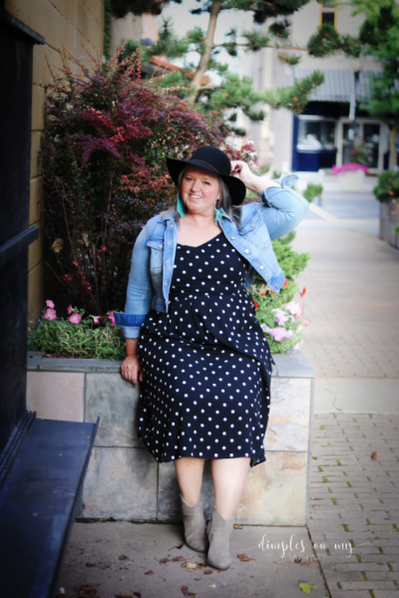 Plus size fall fashion inspiration is as close as your summer dresses. That's right. Here's how to style summer dresses into fall.

#plussizefashion
#falloutfitideas
#plussizefallfashion
