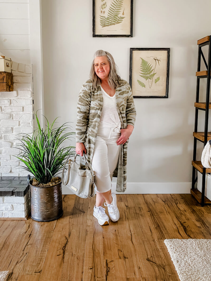 Cropped jeans can be hard to style and keep a lean look. But if you love  them, here are 4 ways to style white cropped jeans.  #fashionover50 #plussizeover50 #over50andplussize #plussizespringoutfitideas