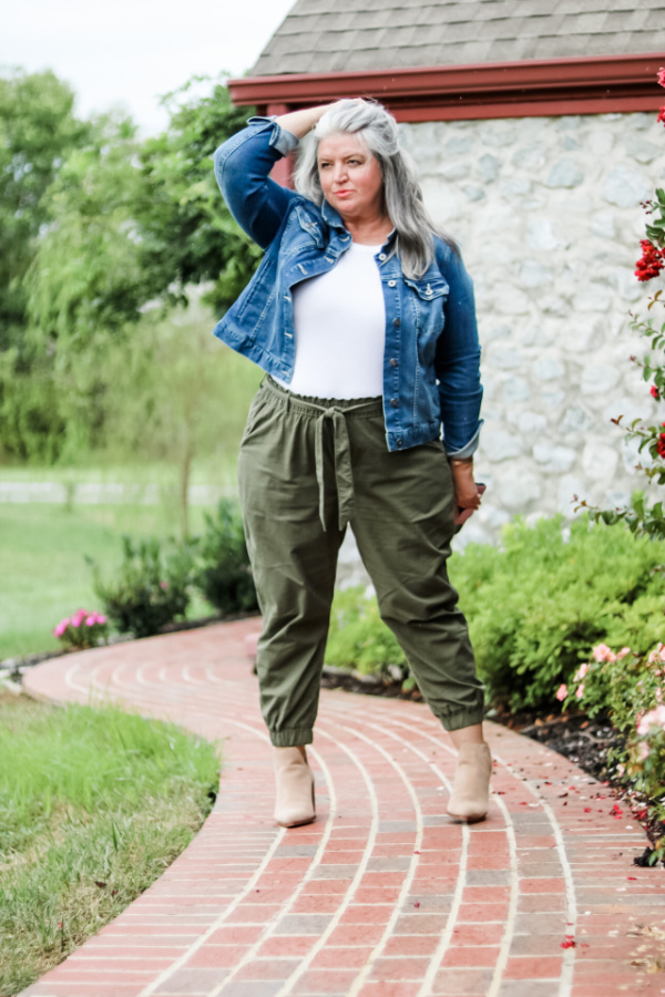 My favorite summer joggers are getting a fall makeover. 

#fashionforcurves #plussize #plussizefalloutfitinspiration #plussizeover50 #over50fashion #olivejoggers #plussizeolivejoggers