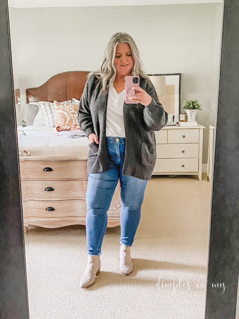 HOW TO WEAR WIDE-LEG PANTS WITH SNEAKERS FOR PLUS-SIZE WOMEN OVER