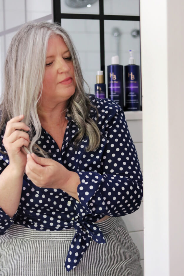 How to have gray hair without looking old is easy with Hair Biology and these 7 tips. #silverhair #grayhair #hairbiologysilver&glowing #hairbiologyreview #saltandpepperhair #longgrayhair #grayhairinspiration #grayhairtransition #transitiontograyhair #showyouragewithoutshame #showyourage